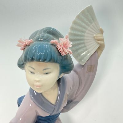 LOT 40: Vintage Lladro "Madame Butterfly" Porcelain Figurine No. 4991