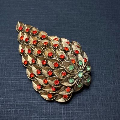 LOT 17: Collection of Vintage Brooches / Pins