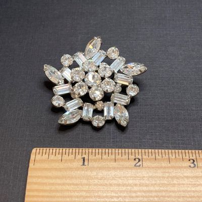 LOT 13: Beautiful Vintage Weiss Rhinestone Brooch
