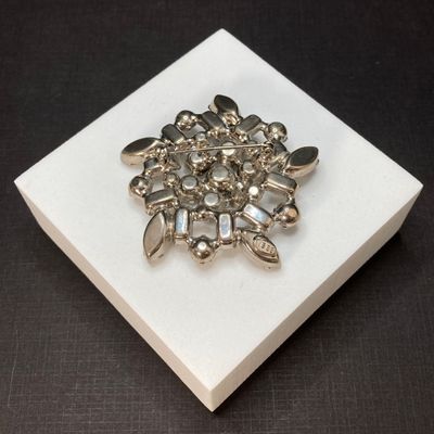 LOT 13: Beautiful Vintage Weiss Rhinestone Brooch