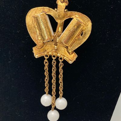 LOT 27: Collection of Statement and Faux Pearl Necklaces