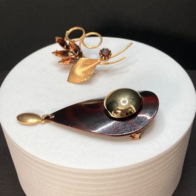 LOT 17: Collection of Vintage Brooches / Pins