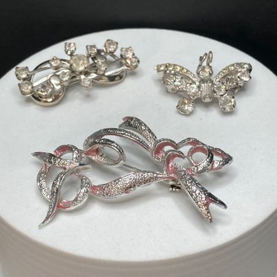 LOT 16: Large Collection of Vintage / MCM Silver Tone Brooches / Pins - Dodds, JJ and More