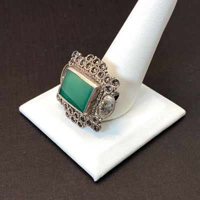 LOT 104: Antique 925 Brooch Pin with Green Stone - 8.2 gtw