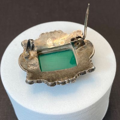 LOT 104: Antique 925 Brooch Pin with Green Stone - 8.2 gtw
