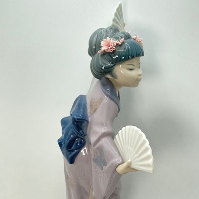 LOT 40: Vintage Lladro "Madame Butterfly" Porcelain Figurine No. 4991
