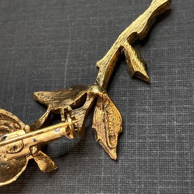 LOT 17: Collection of Vintage Brooches / Pins