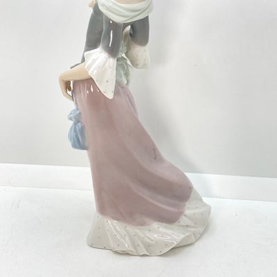 LOT 36: Retired Walking Figurine No. 5003