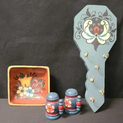 Norwegian Rosemaling By JoAnn Copeland Decor + Cute, Coordinated Salt/Pepper Shakers