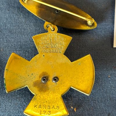 INDEPENDENT ORDER OF ODD FELLOWS VINTAGE DECORATION OF CHIVALRY ENAMELED MEDAL REBEKAH LODGE