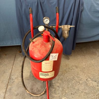 Central Pneumatic pressurized abrasive sandblaster