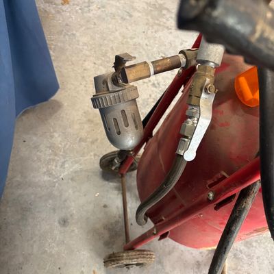 Central Pneumatic pressurized abrasive sandblaster