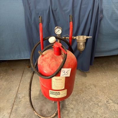 Central Pneumatic pressurized abrasive sandblaster