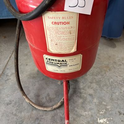 Central Pneumatic pressurized abrasive sandblaster
