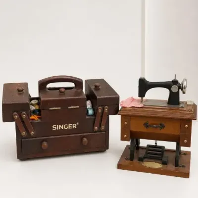 Sale Photo Thumbnail #229: Singer Sewing Box and Miniature Sewing Machine Model