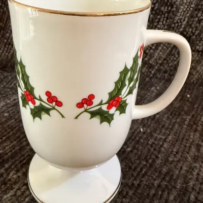Vintage Christmas Holly Fine Porcelain Pedestal Mug – Japan Gold Trim