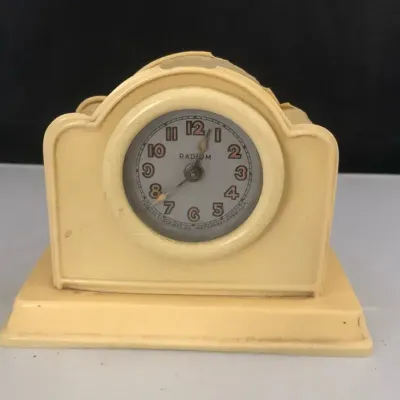 Vintage New Haven Art Deco Alarm Clock – Ivory Bakelite-Style Case – Radium Dial – Parts/Repair