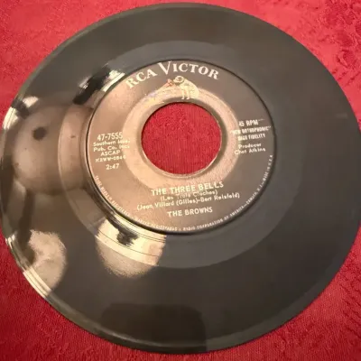 1959 The Browns “The Three Bells” RCA Victor 47-7555 Vintage 45 RPM Record