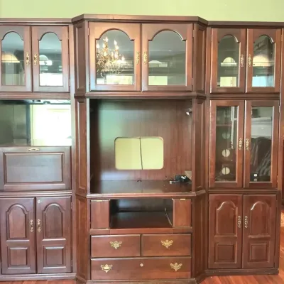 Broyhill Illuminated Cabinet 