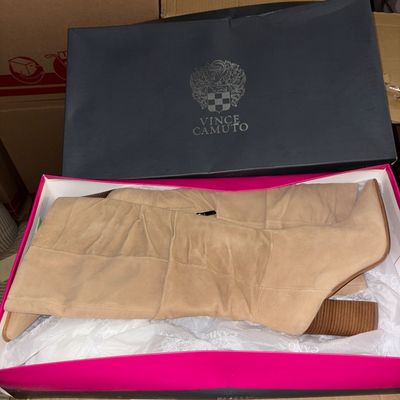 Sale Photo Thumbnail #229: Size 10
In box