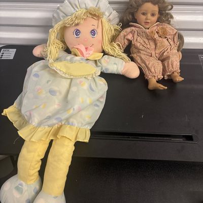 Sale Photo Thumbnail #539: 2 dolls
