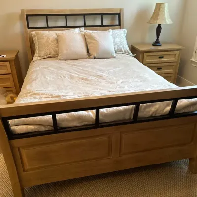 Magnussen Madison Heights Queen Sized Sleigh Bed And Bedding 