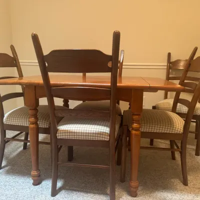 LIGO Furniture Industries Dining Room Table With 5 Chairs