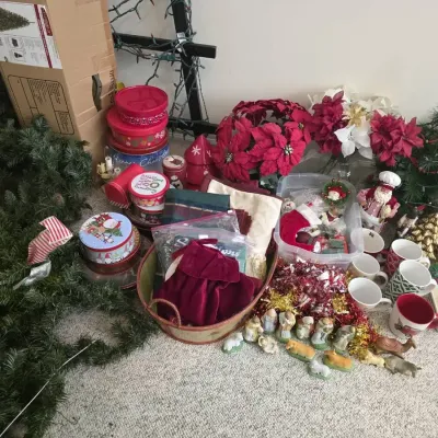 Christmas Lot With Vintage Nativity Scene 
