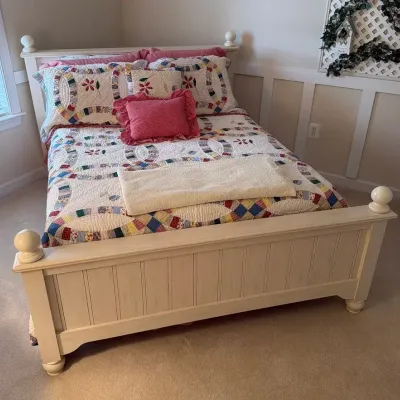 White Wooden Bedframe With Quilt Bedding
