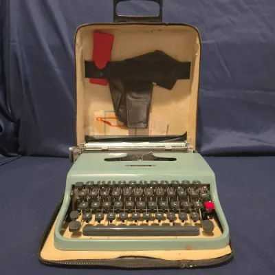 1960s Underwood Olivetti Lettera 22 Portable Teal Typewriter - Complete Set