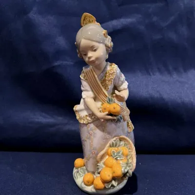 Lladro No. 4841 “Valencian Girl with Oranges” Porcelain Figurine – Handcrafted in Spain