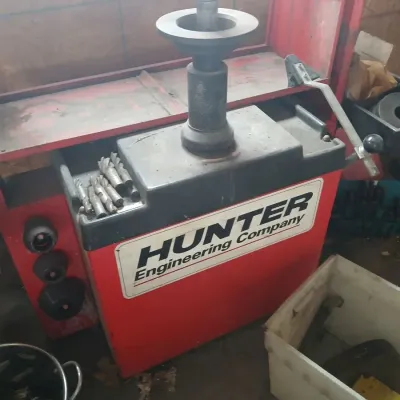 Sale Photo Thumbnail #32: Hunter tire machine