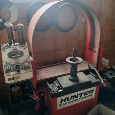 Sale Photo Thumbnail #30: Hunter tire machine