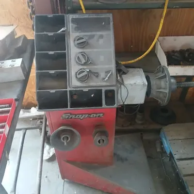 Sale Photo Thumbnail #34: Snap-on Wheel Balancer 