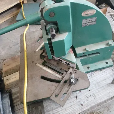 Sale Photo Thumbnail #84: Grizzly 4 ton hand notcher