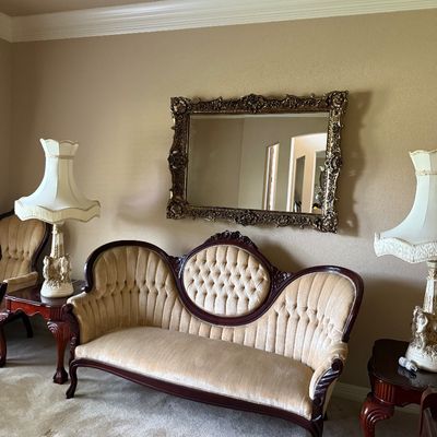 Vintage Victoria Sofa with 2 End Table