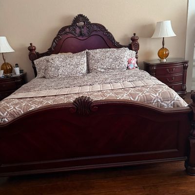Queen Anne King Size Bed with all Bedding.