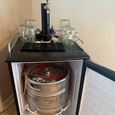 Features a single tap tower and comes with a drip tray and glass rack..