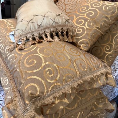 Bedding included with Queen Anne King