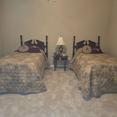 Vintage Twin Bedroom Set (2 Beds, 1 Nightstand, Bedding, Lamp.