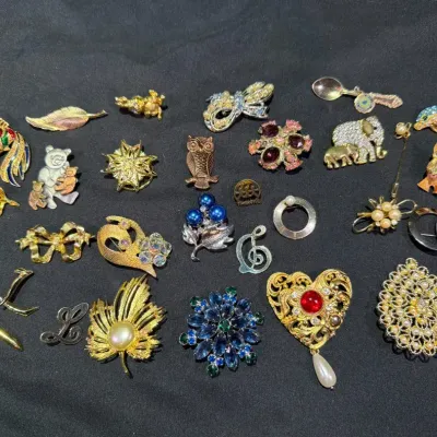 Assortment Of Unmarked Brooches 