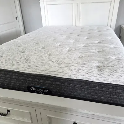 Sale Photo Thumbnail #33: Beautyrest Silver BRS900 Enliven Plush Euro Top Queen Mattress – 2019 – Like New