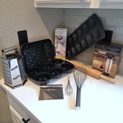 Sale Photo Thumbnail #79: Baking & Pastry Lot – Bundt Pans, Madeleine Pan, Wilton Decorator & Chef’s Torch - Kitchen