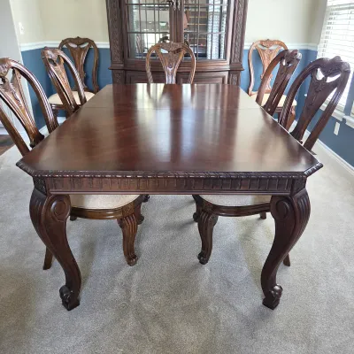 Sale Photo Thumbnail #22: Bernhardt Extendable Dining Table with 2 Leaves & Table Pads