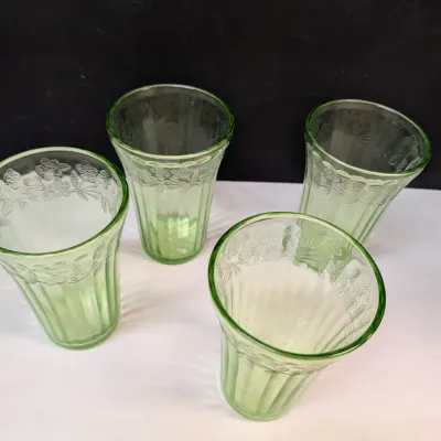 Set Of 4 Vintage Uranium Glasses With Etched Flowers & Leaves