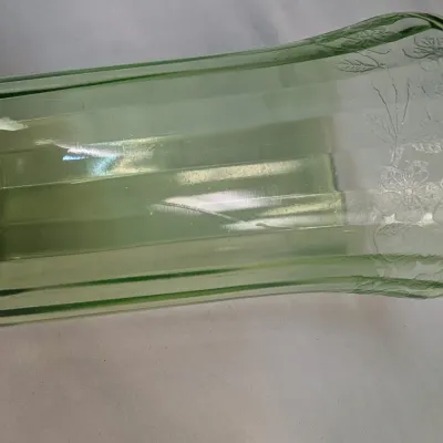 Set Of 4 Vintage Uranium Glasses With Etched Flowers & Leaves