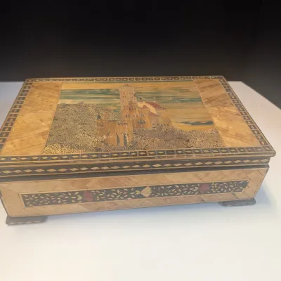 Colored Straw Lined Box w/ Castle Design