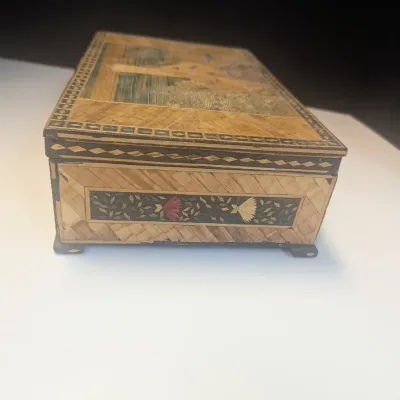 Colored Straw Lined Box w/ Castle Design