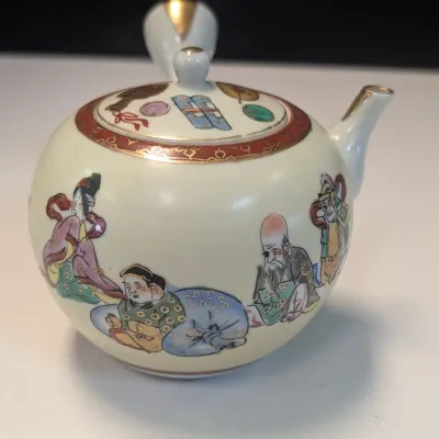 Marked On The Underside Japanese Side Handle Teapot w/ 4 Cups w/ Lids