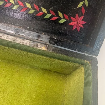 Colored Straw Lined Box w/ Castle Design